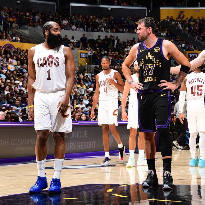 湖人击败骑士4连胜 东契奇复出42+5+12哈登17分