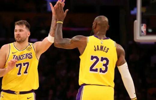 三巨头80分，湖人25连胜！！！