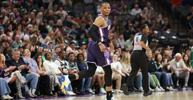 威少助攻数升历史第五 连超两位历史名宿