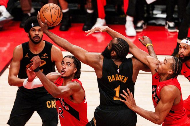 总分2-2追平，骑士5大败因输得不冤！哈登两战15失误+米切尔狂铁