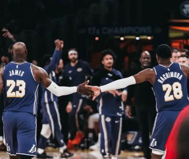 湖人131-107大胜爵士 球员评价：4人优秀，10人及格