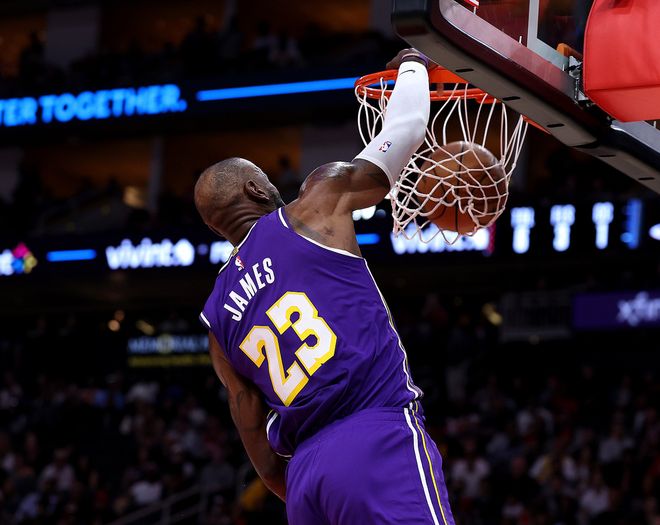 14中13轰30+4！41岁詹皇飞天遁地刷最年长纪录 手肘手腕疑似受伤