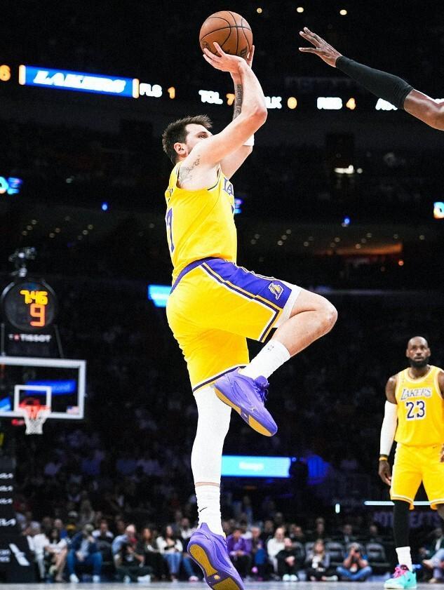 134-126！东契奇60分，詹姆斯平纪录之战砍三双，湖人灭火迎8连胜