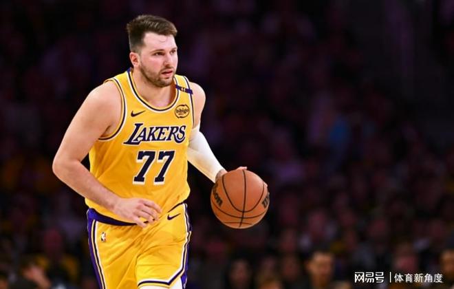 卧擦！错判，湖人炸锅了