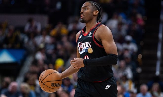 半场：恩比德缺阵 马克西13中3 76人47:54落后 绿军12记三分