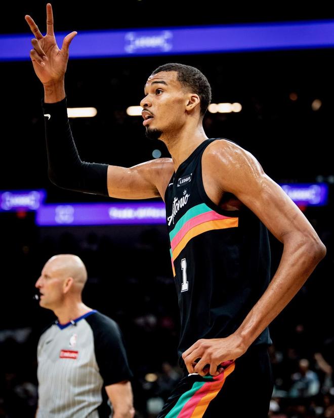 达到评奖标准！文班复出40+13+5，马刺139-120轻取独行侠