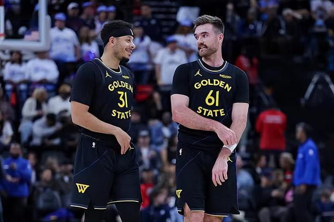 又一次打出了离谱的表现！勇士还打算让他留在轮换阵容中吗？