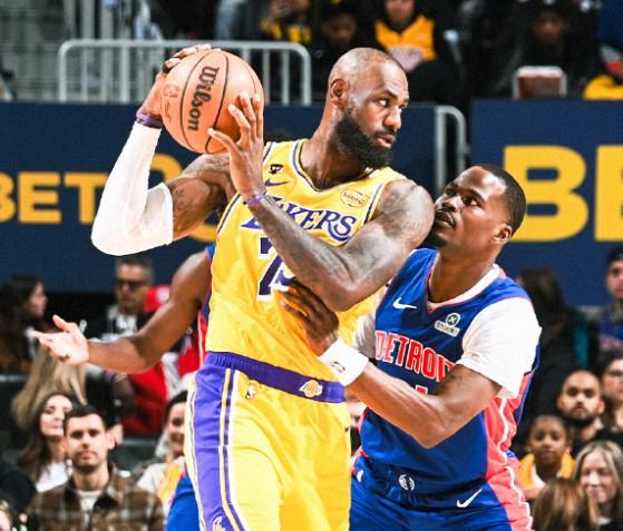 出手数不多，詹姆斯10中4取12分9板10助&上半场0分，正负值-8