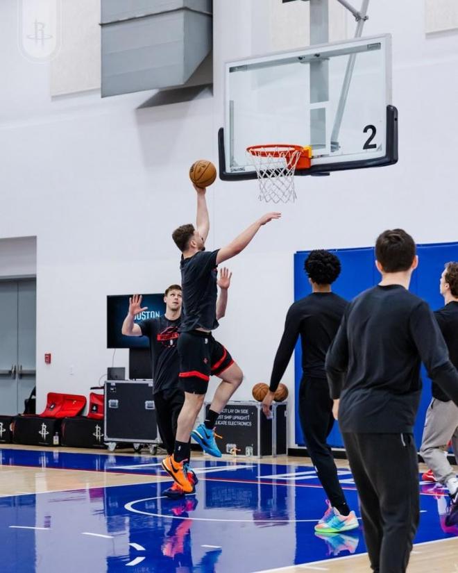 对位湖人双塔，火箭2当家仅17中5！若追逐字母哥，斯通主动变被动