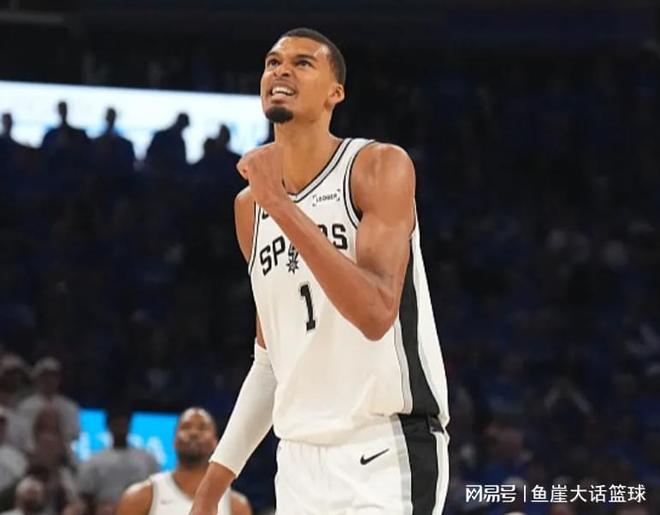 马刺大胜！文班33+8全队第一，亚历山大19分7罚，湖人弃将也隐身