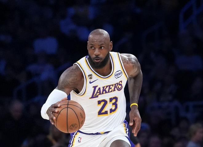 詹姆斯职业生涯到头了？湖人至今都没续约，或只有2支球队敢要他