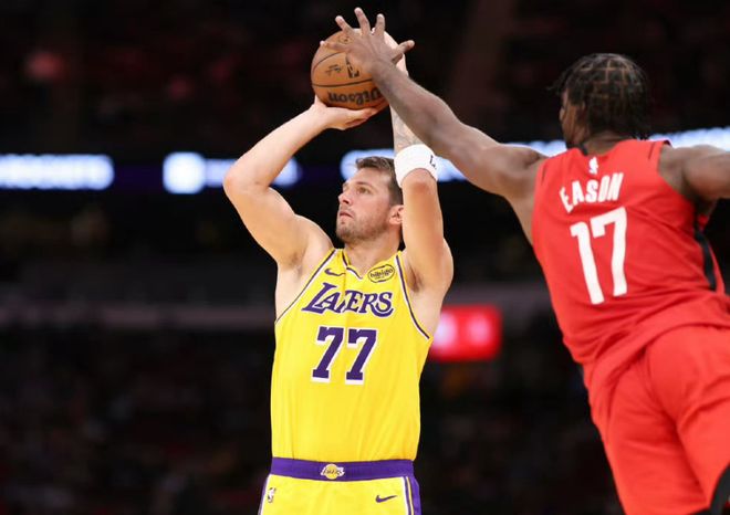 湖人尽显强队本色，关键时刻战绩联盟第一，詹姆斯成意外之喜！