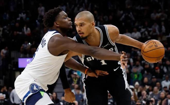 大爆冷！马刺错失绝杀，0-1落后！文班亚马12盖帽，成NBA历史首人