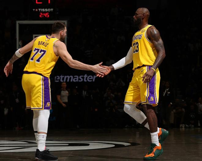 火箭内线被打爆！被湖人狂砍62分，乌度卡又失算？雪藏饼皇成败笔