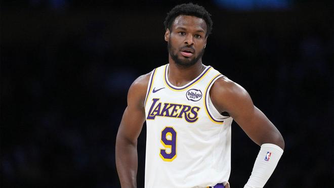 有意思，湖人队布朗尼·詹姆斯在打火箭队的G1前研究队友斯马特