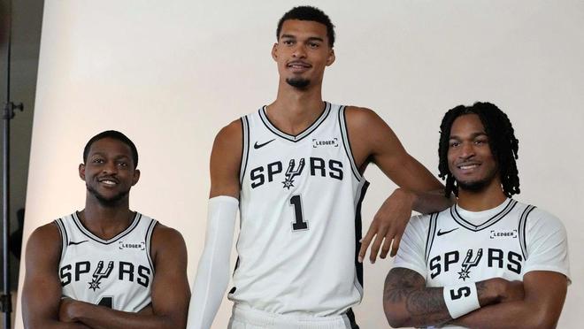 福克斯缺阵，马刺派出NBA西决史上最年轻首发