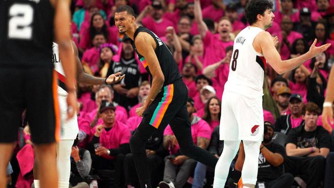 未来可期，马刺队文班亚马在邓肯和大卫·罗宾逊面前展现统治力