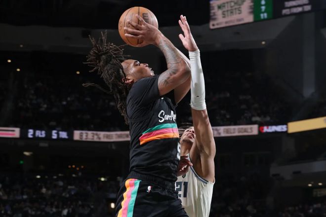 面对弱旅打出三双数据，马刺后场新星正在不断证明自己的全能性？