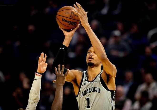 文班41+18+3封盖，打爆最佳防守球员造2大神迹，马刺灭勇士10连胜