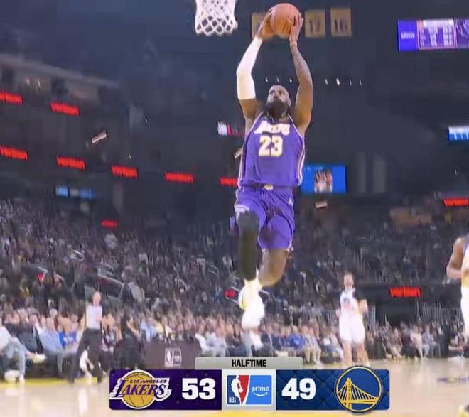 NBA历史首次！爸爸詹姆斯接儿子布朗尼助攻暴扣 官方发声盛赞