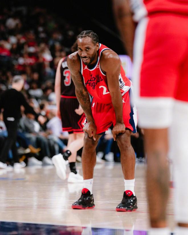 伦纳德连续44场20+平快船队史纪录，现役仅次于亚历山大127场