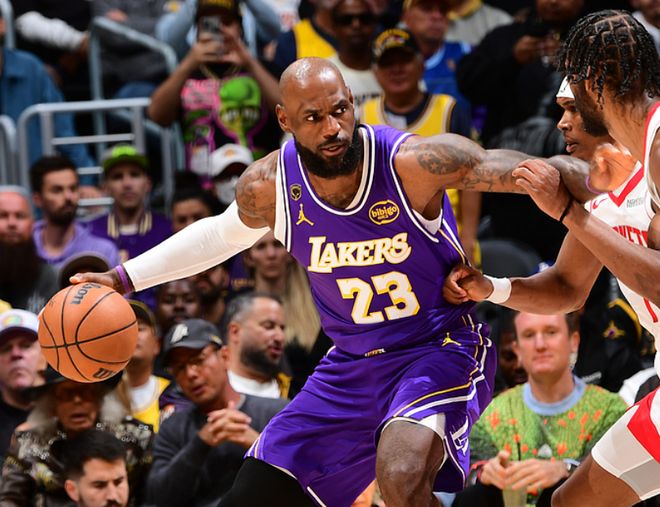 湖人领先11分半场被火箭反超4分 詹姆斯8+4里夫斯复出11+6