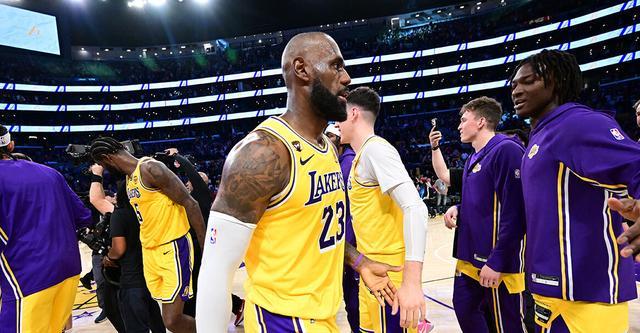 詹姆斯谈鱼跃救球：那个回合很关键 所以我就扑向了皮球