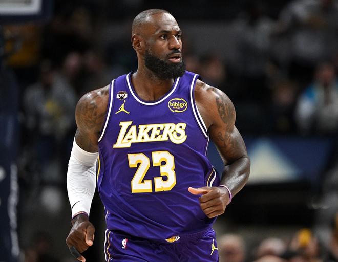 湖人16分大胜勇士！老詹轰26+8+11，艾顿创纪录，肯纳德太香了