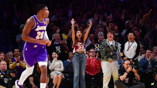 湖人队第5场负于火箭队的比赛，众多明星到场观战