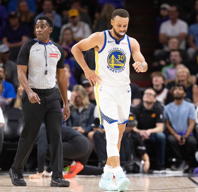 生涯第七次无缘季后赛！库里场下不停摇头显沮丧 膝伤反复仅17分