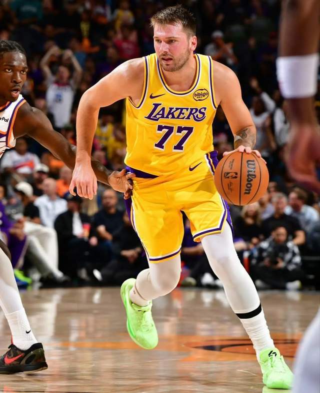 核缺阵+41岁孤王+惊天交易！湖人越惨越爆