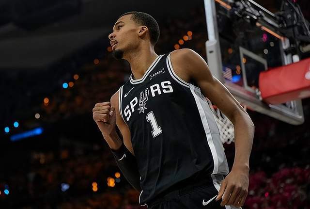 领先15分被反超！马刺半场落后7分，文班亚马10+3+3，亚历山大9分