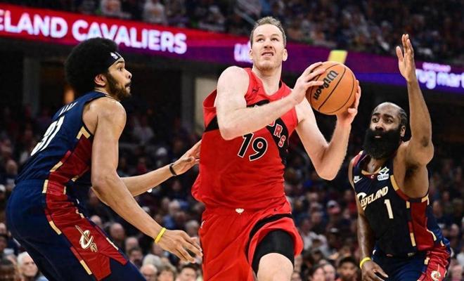 从场均21+5到场均12+3！攻不进又防不住，难怪湖人和鹈鹕都不要他