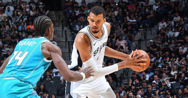 文班亚马32+12+8卡斯尔15+10 马刺主场轻取黄蜂