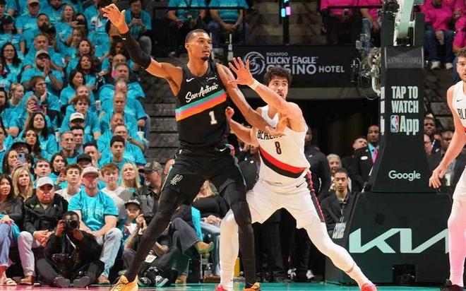 超模般存在！文班35+5马刺开门红：杨瀚森登场52.8秒！