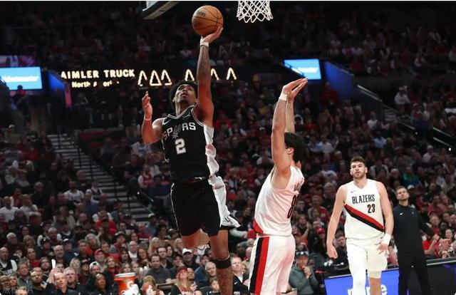 无文班亚马！黄金后场助马刺客场逆转开拓者 G4拿到赛点？