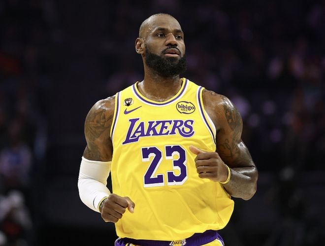 又轰下45+9+8+2！抱歉詹姆斯：你从历史第一变成了历史第二