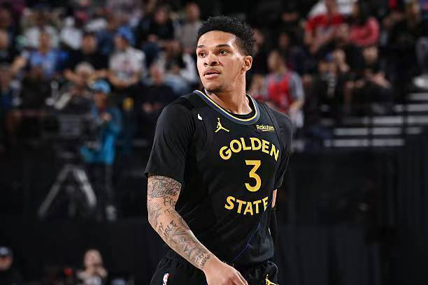 无法理解！勇士后场新秀莫名其妙到了赛季后半段就不会打球了？