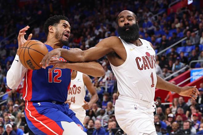 骑士半场落后活塞8分：哈登13分坎宁安20分 米切尔崴脚泰森吃T