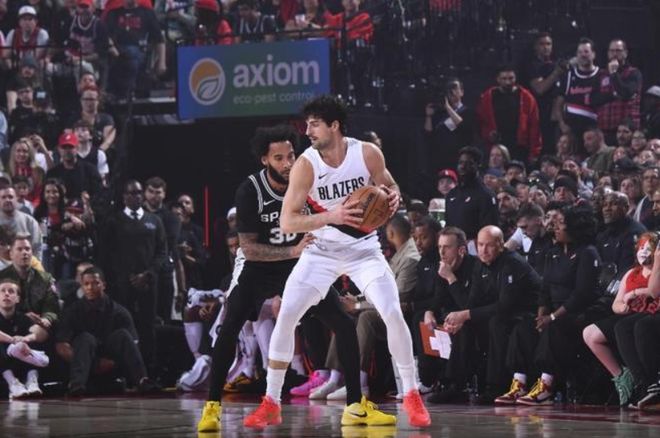 15分大逆转！马刺2-1复仇开拓者，裁判抢戏，卡斯尔33+5 榜样立功