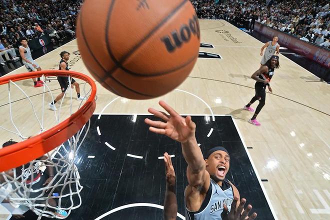 马刺季后赛首战：文班亚马的第一次大考