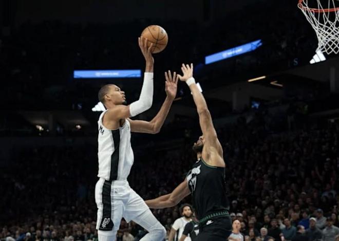 比肩四大传奇中锋，文班39分15板5帽成为NBA季后赛历史第五人