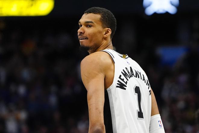 历史第7人，杨瀚森躺赢入季后赛！首轮3大劣势挑战马刺文班难黑七