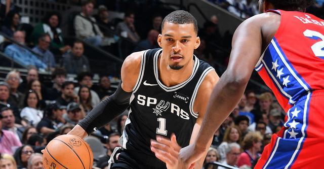 文班伤退17+5恩比德34+12 马刺主场击败76人