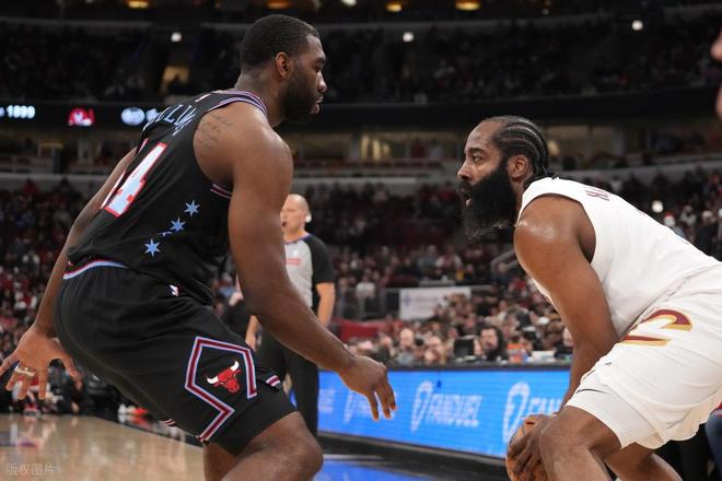 骑士险上演史诗级崩盘！哈登单核救主，赛后表不满，表扬一人