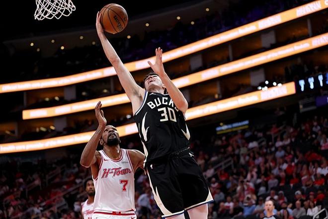 面对火箭拿下生涯新高，昔日北卡大龄落选秀有望在雄鹿站稳脚跟？