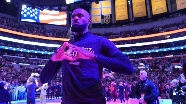 詹皇打服名记！曾偷偷准备老詹退役稿，如今詹皇带队2-0领先火箭