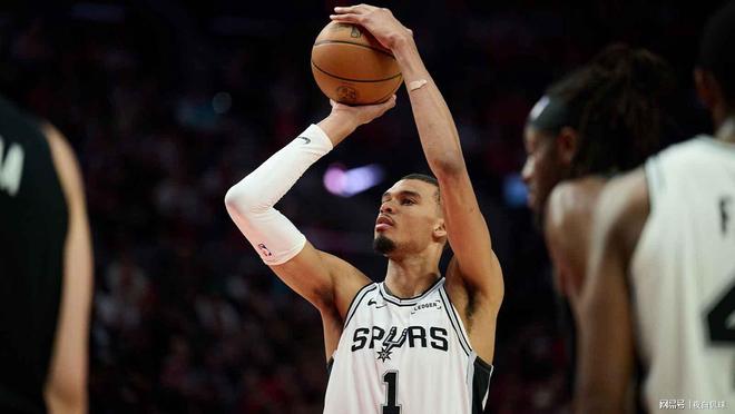 马刺文班亚马缔造季后赛传奇！复刻奥拉朱旺尘封神迹