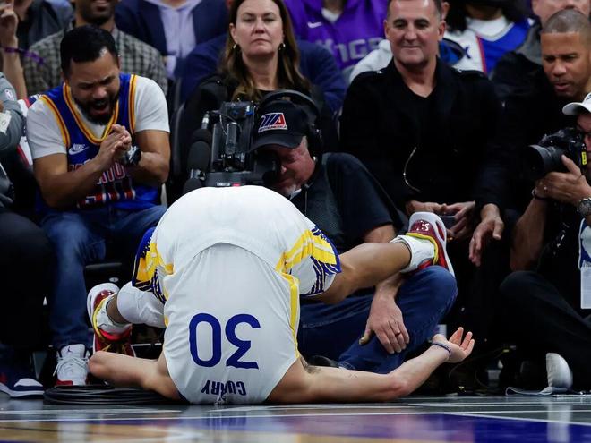 笑不活了！库里因队友学狗叫吃T全过程