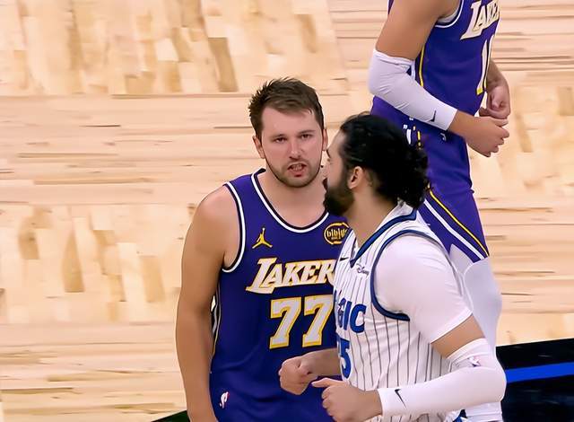 一夜3大消息！东契奇技犯被取消，库里伤情更新，湖人逃过一劫